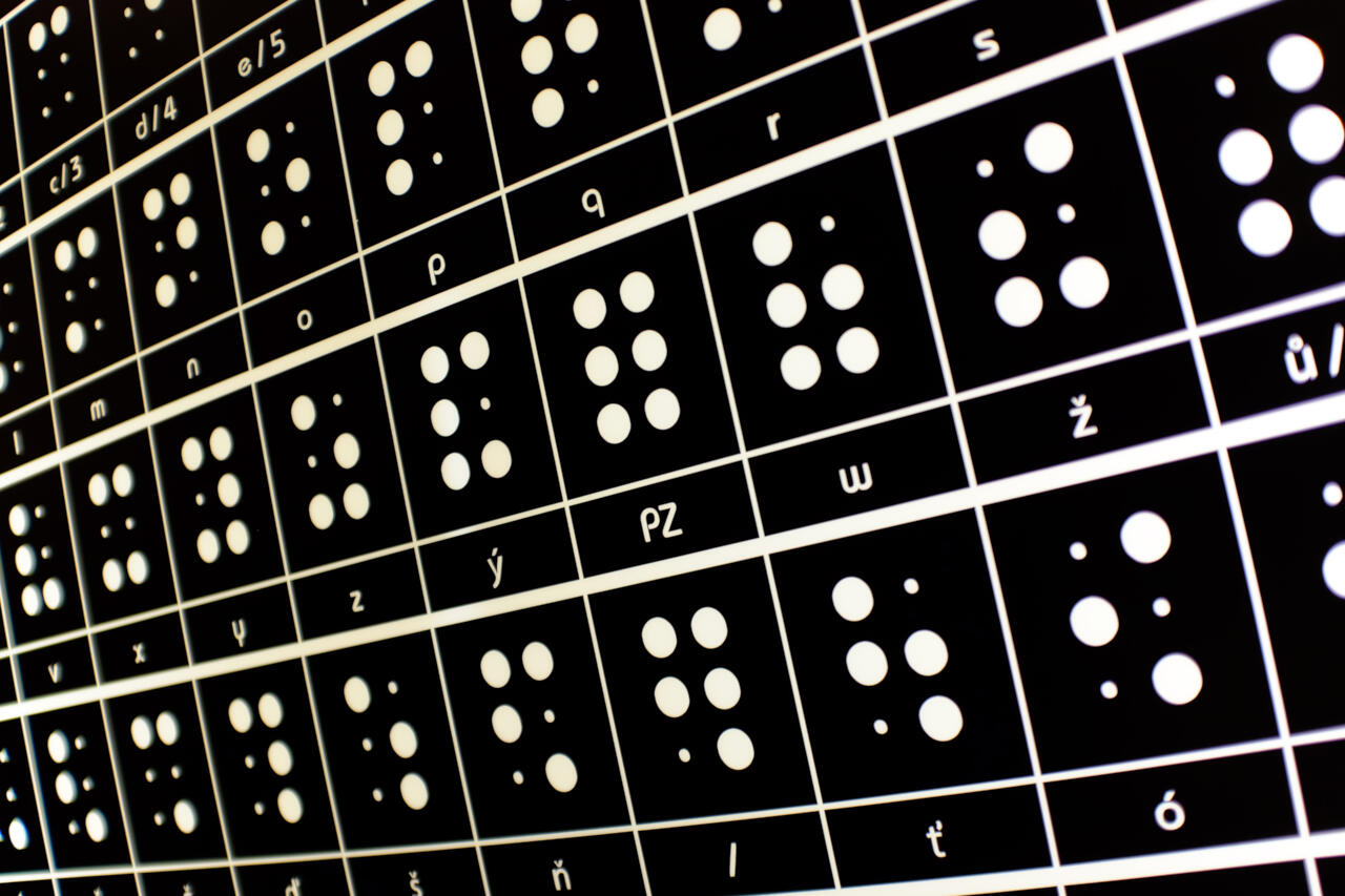 Tabule s Braillovým písmem na Neviditelné výstavě